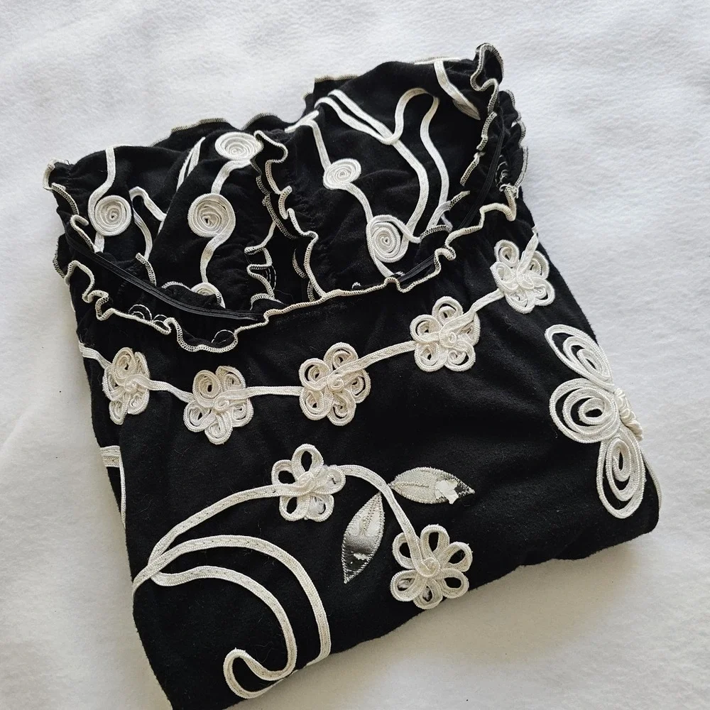 Lauren Michele ladies Black With White Applique Floral Designs, Cap Sleeves. Med - Picture 2 of 7